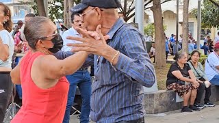 El capitán sacó a bailar a su chica bombon con el combo Guanaco sabor será que habrá boda