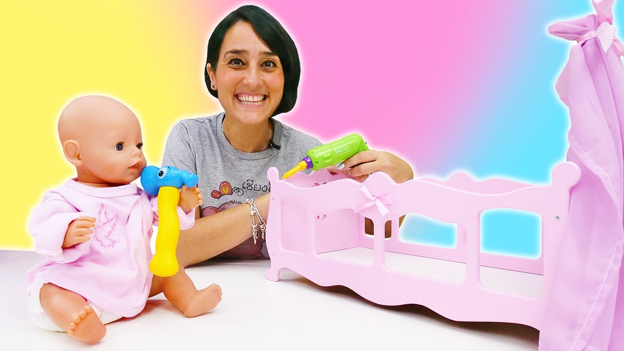 Nuovi giochi con le bambole Baby Born. Prepariamo Rachele per andare a letto. Come una mamma