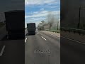 國道1號北向新營路段大貨車輪胎不明原因起火造成火燒車。