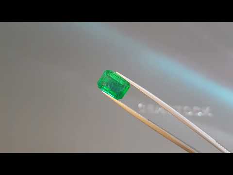 Vivid Green emerald 3.97 carats in octagon cut, Zambia Video  № 2