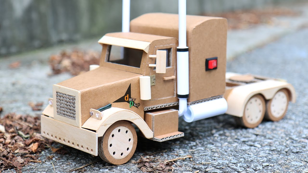Сделай грузовичок. Модель грузовика из картона. Грузовик из гофрокартона. Фура из картона. Машина грузовик из картона.