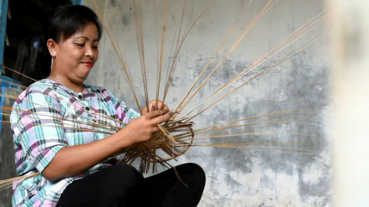  Kerajinan anyaman dari  lidi kelapa Desa parisan agung 