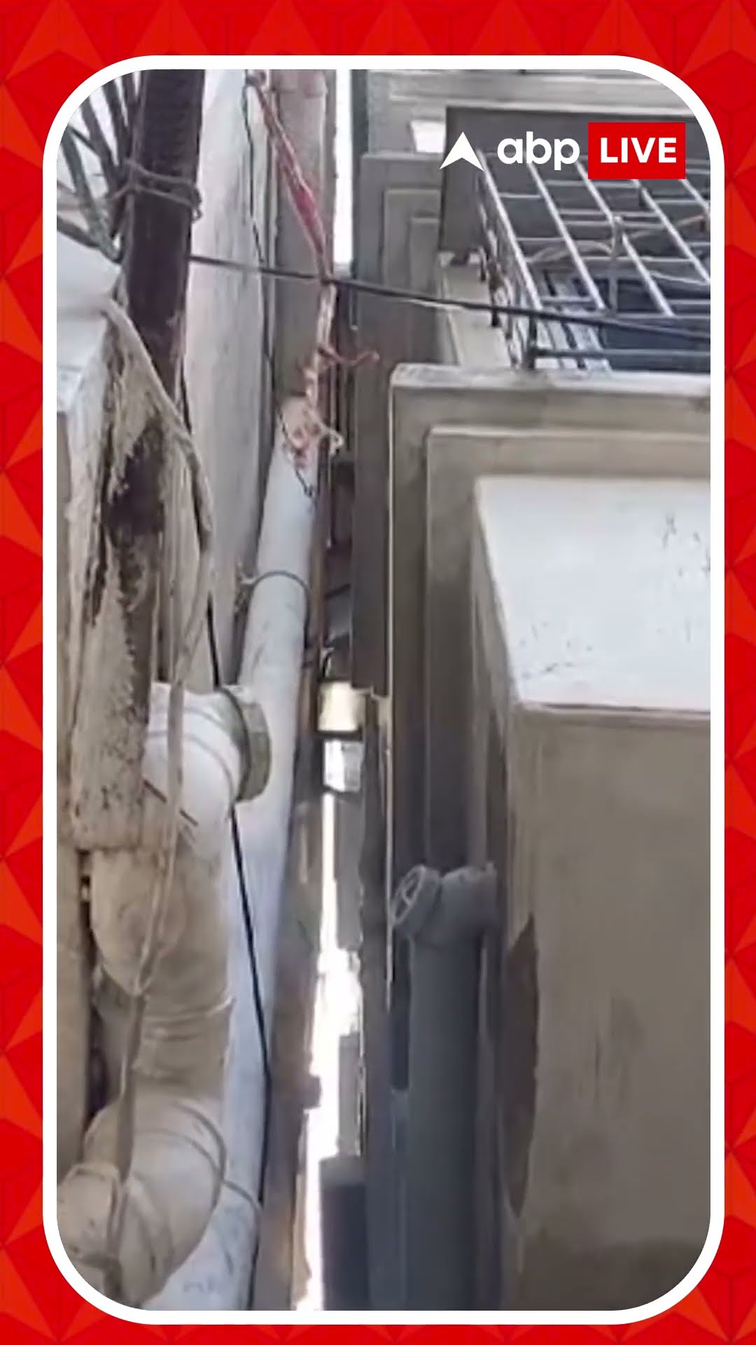 বাগুইআটির জগৎপুরে বহুতল হেলে পড়ায় আতঙ্ক