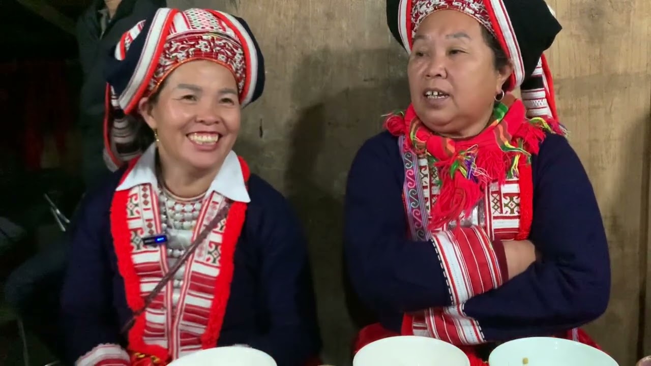 Mẹ A pú dẫn các chị em hát páo dung