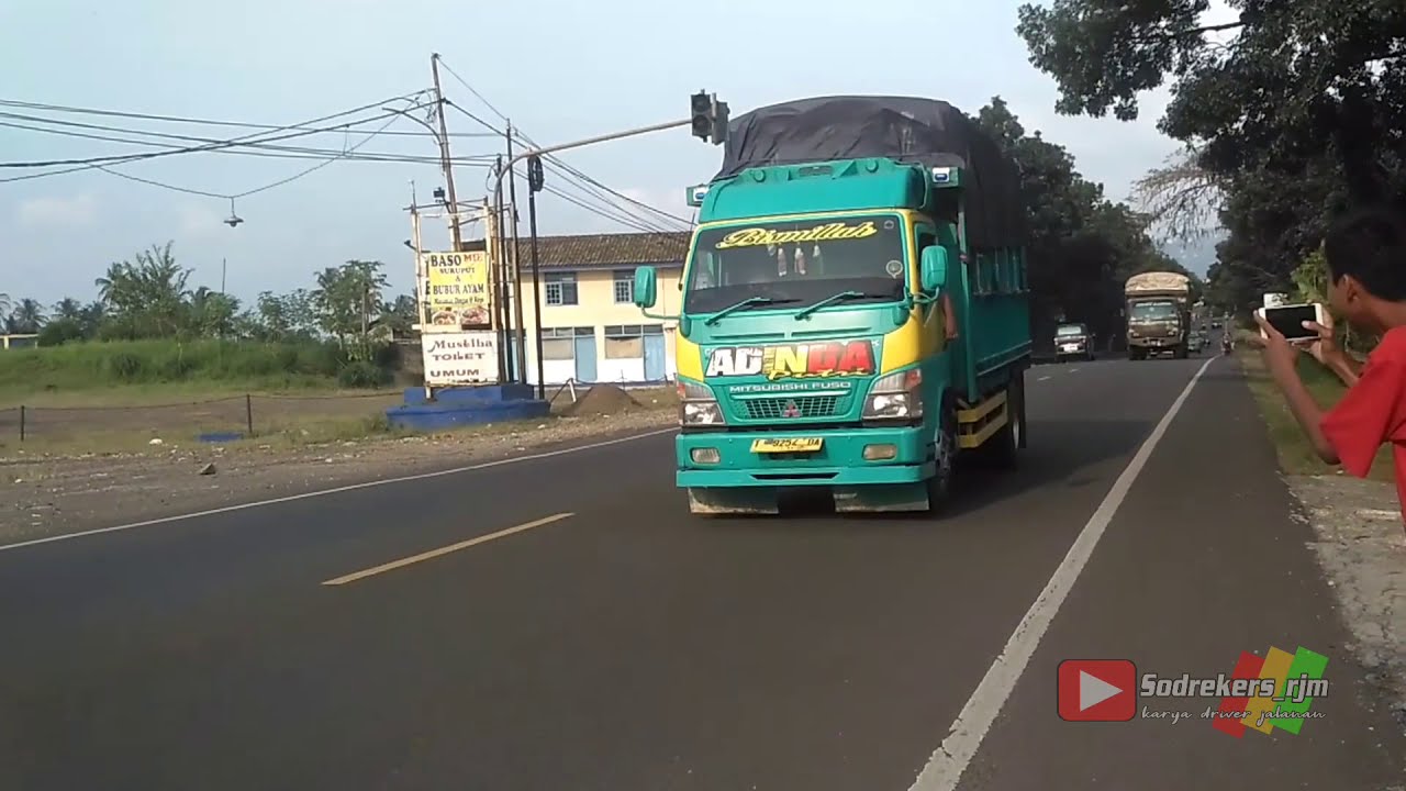 Kumpulan truk  oleng  bus oleng  di jalur cepat Rajamandala 