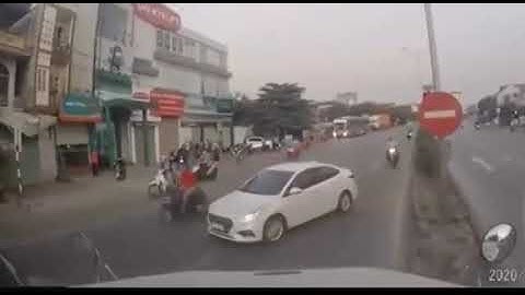 Tránh “nữ ninja” sang đường ẩu, container suýt đâm vào xe chạy ngược chiều