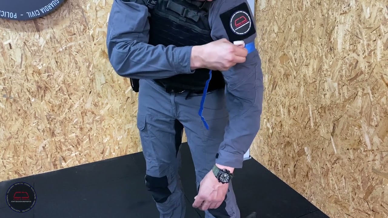 Auto Aplicación del Torniquete CAT GEN 7 en Brazo, en pie.