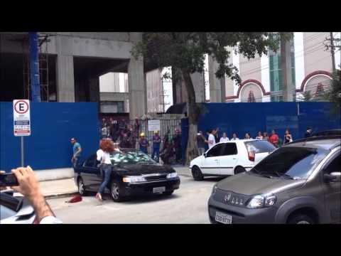 Mulher surtada destruindo um carro na Vila Olímpia!! Um dia de fúria