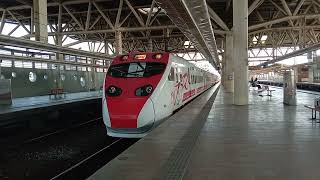 707次莒光號新左營經南迴線往台東(本務E222)進入潮州站+136次普悠瑪往南港離開潮州站