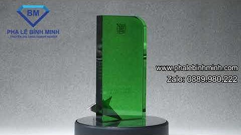 Cúp vinh danh được làm bằng tấm pha lê nguyên chất