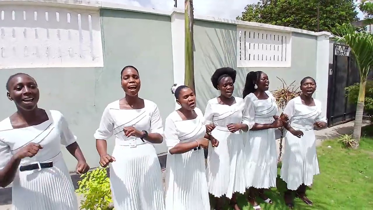 Wimbo lala kitoto ikiimbwa mubashara na kwaya Miche malaika mkuu Chakenge mtiribu fr Justus 