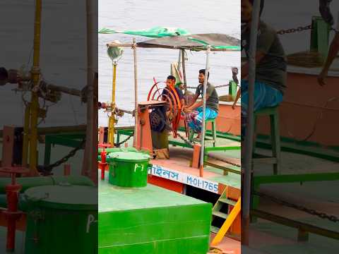 অদ্ভুত ব্রিজ খোলা আকাশের নিচে