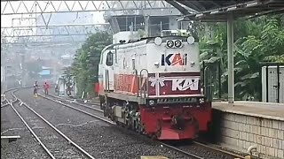 Keren Langka Lokomotif Railsprinter Livery Natal !!Nonton kereta api pagi hari setasiun jatinegara