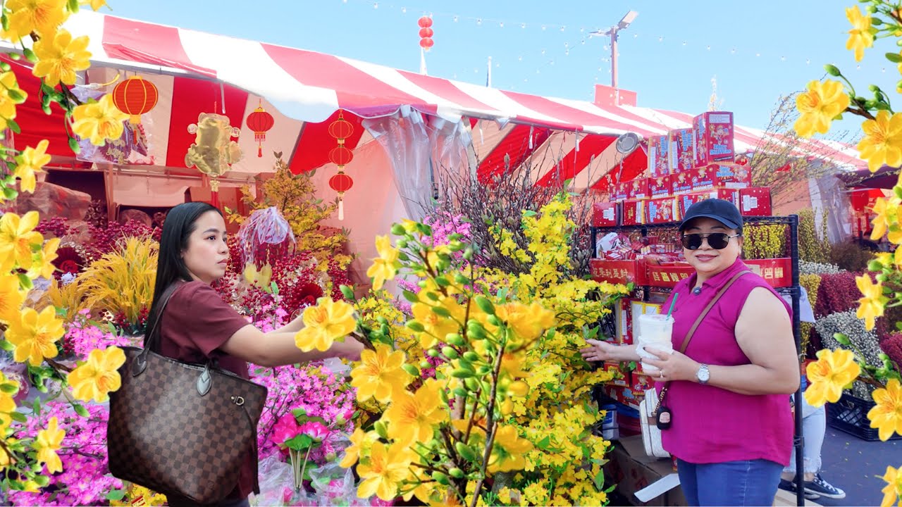 Dẫn Mẹ đi Chợ Hoa Tết Phước Lộc Thọ: Ngỡ như đang ăn Tết ở Việt Nam!