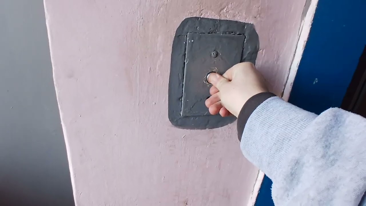 Лифты КМЗ 1991 года 320,500 кг,1 м/с.Застрял в лифте,еле выбрался.Bd.Mircea Cel Bătrân 42/1.