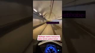 Motokurye metro içinde...