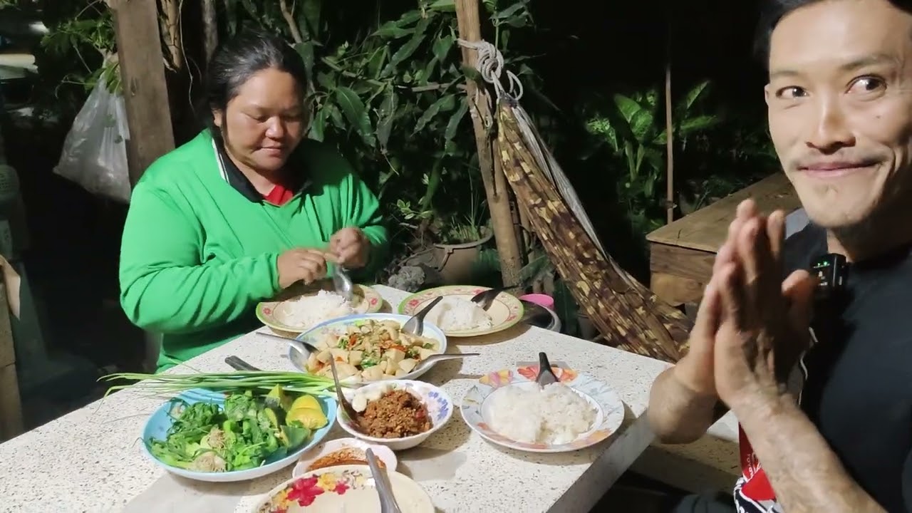 Ep.1222 เมนูวันนี้ปลาร้าบองกับผัดกระเพราลูกชิ้นแต่ก็อร่อยสู้น้ำพริกปลาป่นกับผักของพี่โยไม่ได้