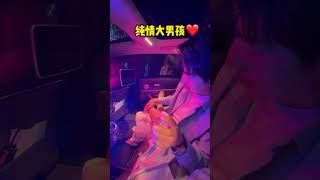 短剧亲密戏拍摄大揭秘!📸 幕后原来这么“羞耻感max⁉️”演员们一本正经投入表演,但花絮一出秒变爆笑现场,剧组氛围拉满~😂 想知道亲密戏是怎么拍的吗?这一段花絮绝对让你笑到停不下来!