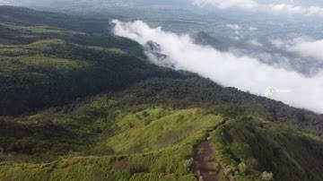 PEMANDANGAN DARI PUNCAK GUNUNG KEMBANG VIA DRONE