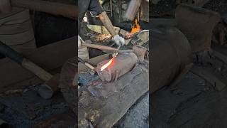 The blacksmith's art of hammering on the anvil #shortsfeed #medievalblacksmith #skills #viralvideo