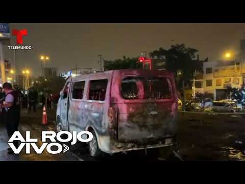 Incendian miniván con un conductor adentro y lo matan en Perú
