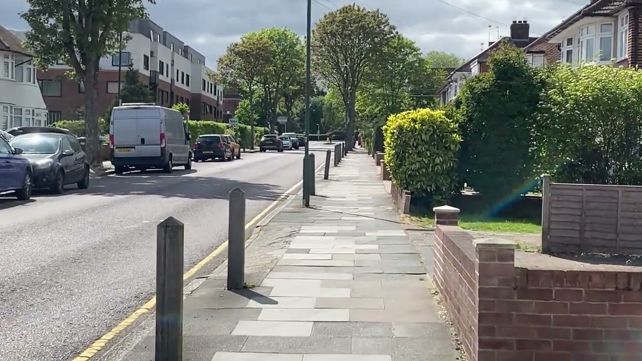 Falconwood Station 3 min to walk