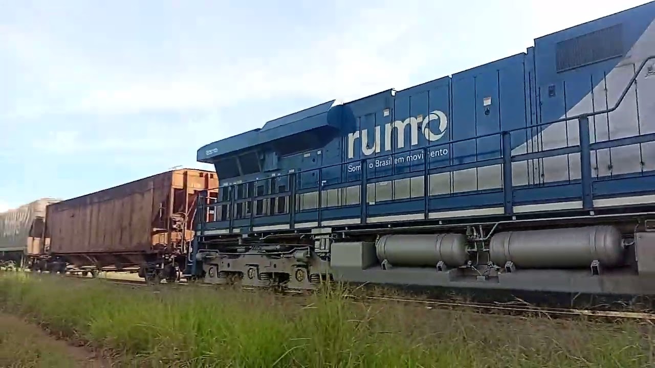 Graneleiro carregado passando em ZRX sentido ZLI com 4 locomotivas 