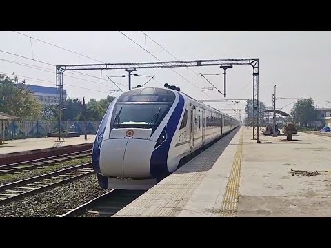 HOLI SPECIAL!! 22345 Gomtinagar MINI VANDE BHARAT Express - YouTube