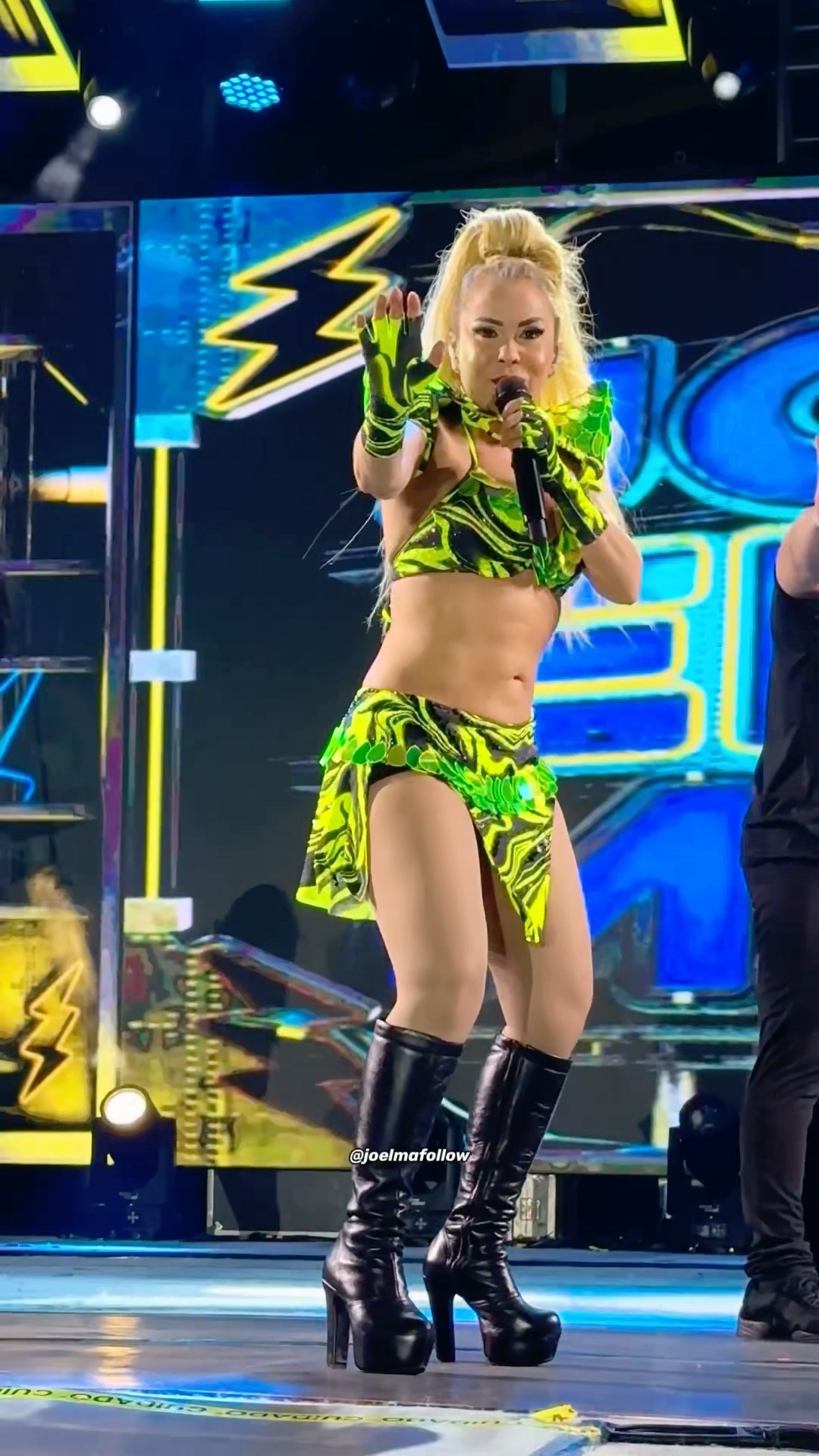 Joelma fazendo show com barriguinha de fora