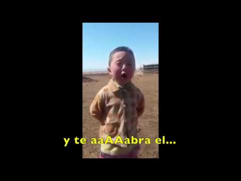Niño Chino/Koreano/Mongol cantando el Cumpleaños Feliz