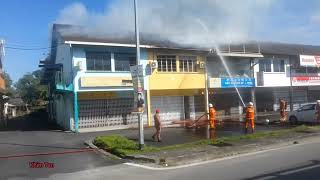 Jentera Bomba tiba di lokasi kebakaran Rumah Kedai...