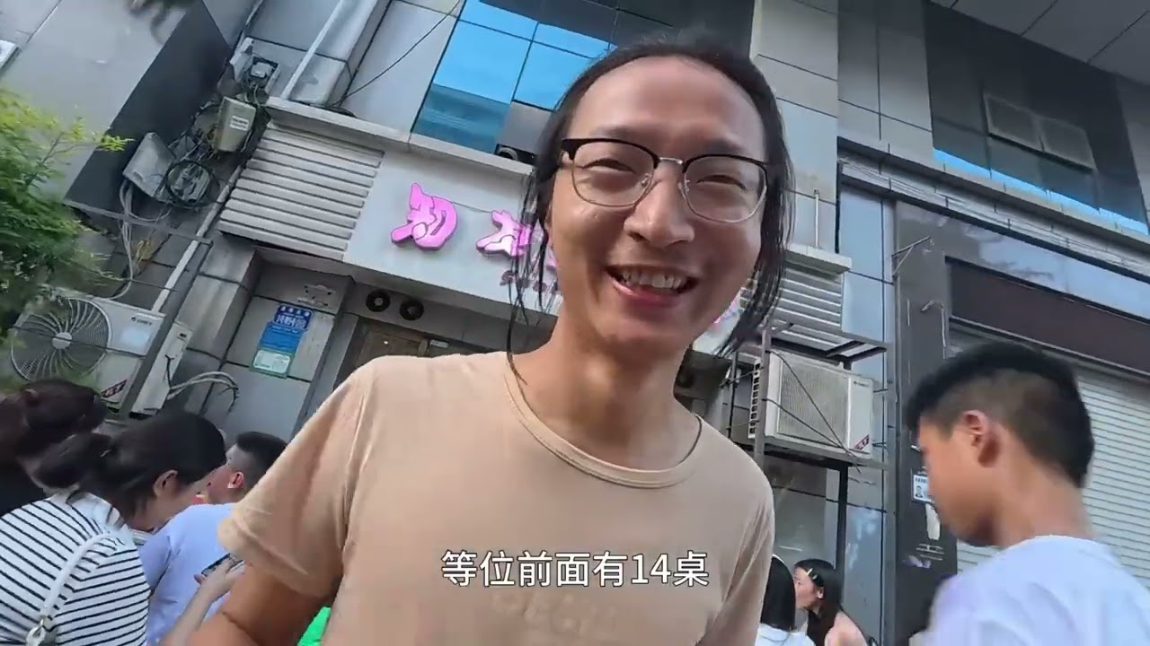 流浪汉要怎样白吃白喝，才能不被嫌弃呢？首先得有一个20年老友