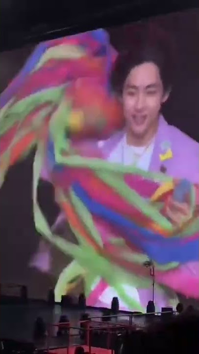 Taehyung doing the model walk on stage IM SCREAMING