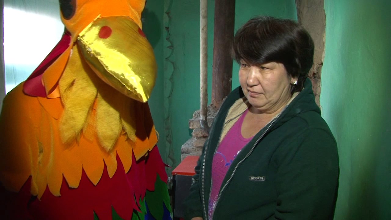 казахстанские новости онлайн Пожарные ВКО навестили погорельцев в ярком костюме петуха