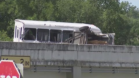 Two killed, 18 injured in wreck on San Antonio highway, officials say