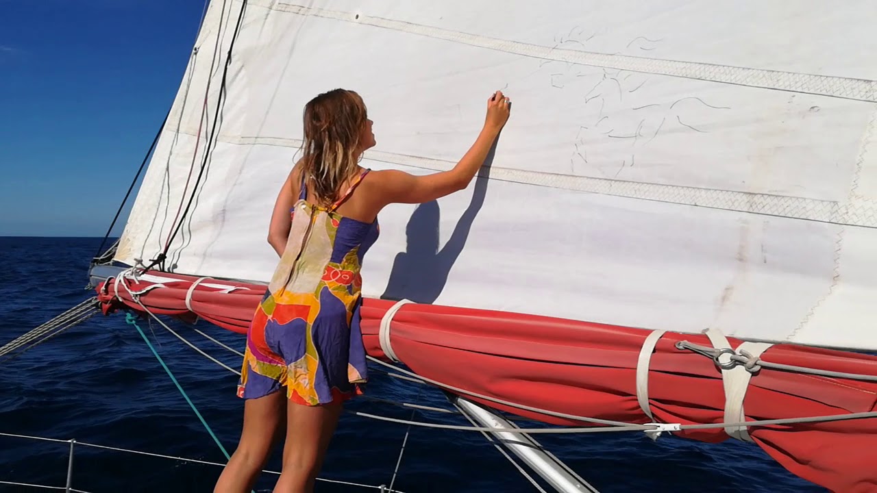 Henninge firma en la vela mayor del Acrobat