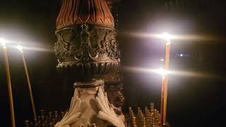 Неожиданно погас весь свет в Храме Гроба Господня. Поздним вечером - только свечи и лампадки