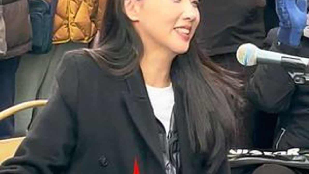 孙楚泊以气贯长虹的气息控制、利落精准的吐音与传神花舌，将陈耀星经典《战马奔腾》的边疆骑兵豪情演绎得气势磅礴，现场感染力极强#紫竹院公园#笛子独奏#孙楚泊#现场拍摄