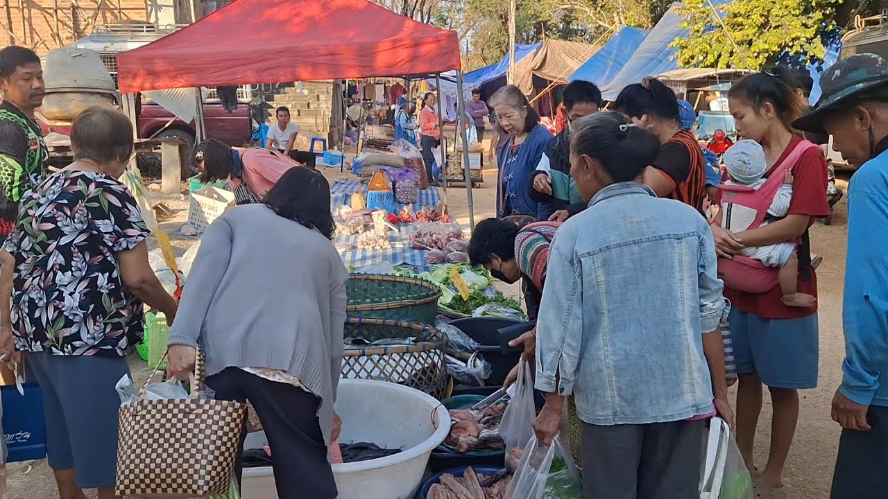 ตลาดนัดวันจันทร์วัดป่าประชาเกษม อำเภอเขมราฐจังหวัดอุบลราชธานี #food