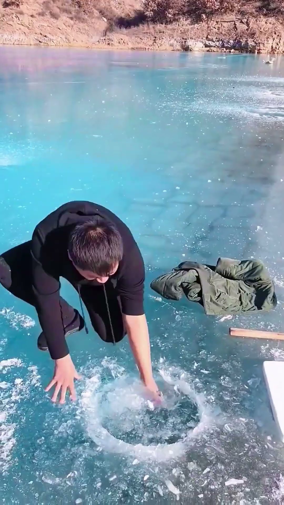 Natural frozen lake bottom jade mining process- Good tools and machinery make work easy