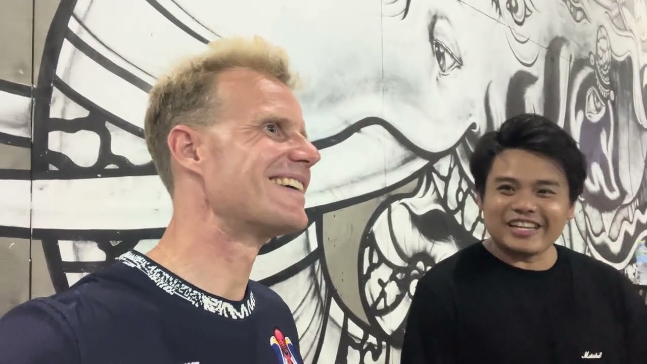 Aapo Olervo Bangkokin Predu-parkilla: sessio thaiskeittaajien kanssa