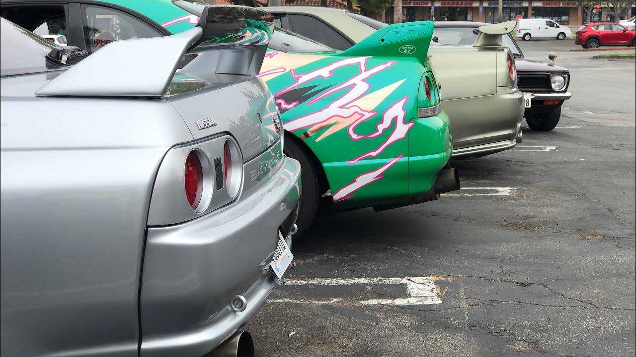 SKYLINES VS SUPERCARS