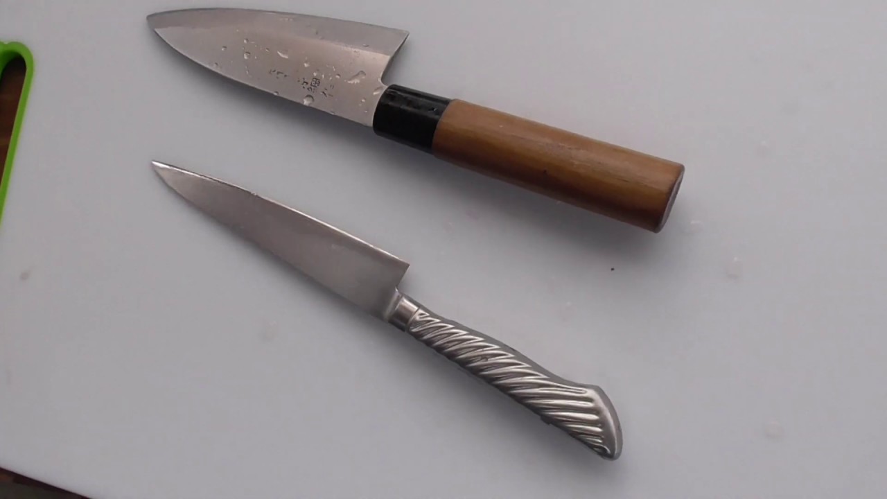 和包丁と洋包丁の違い説明。出刃包丁は魚をさばくときによく使いますが、これは片刃であり反対側は研がれていません。洋包丁は両方から研ぎが入り両歯と呼ばれています。
