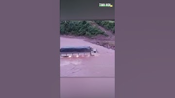 Nghẹt thở phút giây xe chở hàng băng sông vượt đèo đến tiếp tế người dân vùng lũ | Tinh Hoa TV