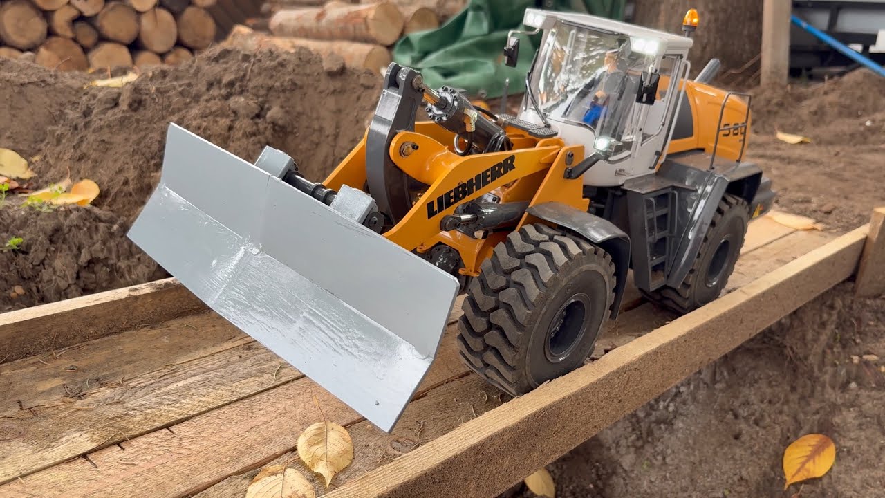 Rc hydraulic Loader Liebherr 580, XDRC, with homemade Grader Blade