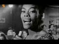 Capture de la vidéo Dionne Warwick 'Walk On By' Really Live In 1964. Impeccable!