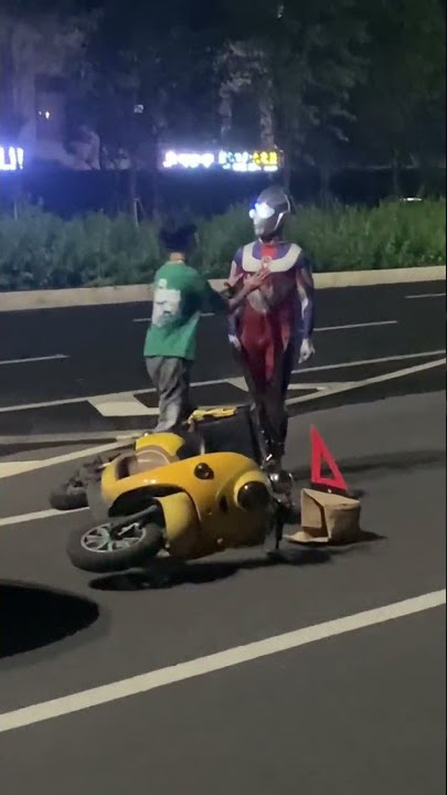 Parodi Ultraman Lucu - Ultraman Berusaha Kabur Setelah Tabrak Lari Di Jalan