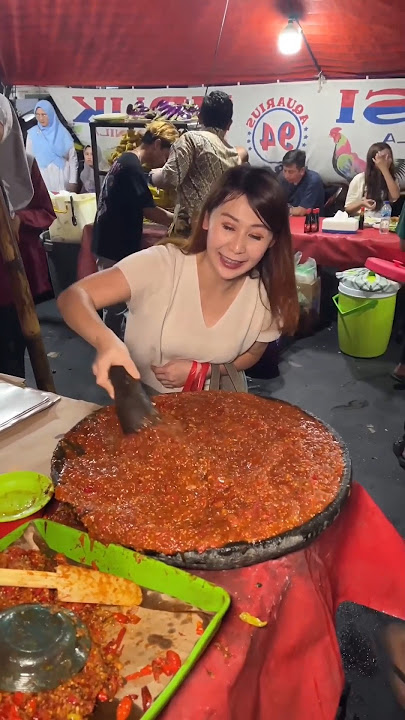 Pecel lele paling rame sejagat sunter , memang sambelnya enak sih … tomatnya banyakkk