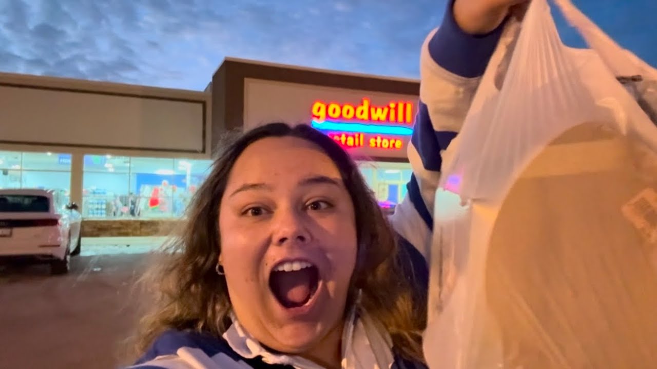 СЧАСТЛИВОГО РОЖДЕНИЯ В КОМПАНИИ ПО ВЫГОДНЫМ ЦЕНАМ | Рождественские покупки в магазинах подержанны...