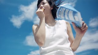 水川あさみ、ノースリワンピ姿で食べまくる！口元アップ、幸せそうな表情も披露　湖池屋「PURE POTATO じゃがいも心地」新CM